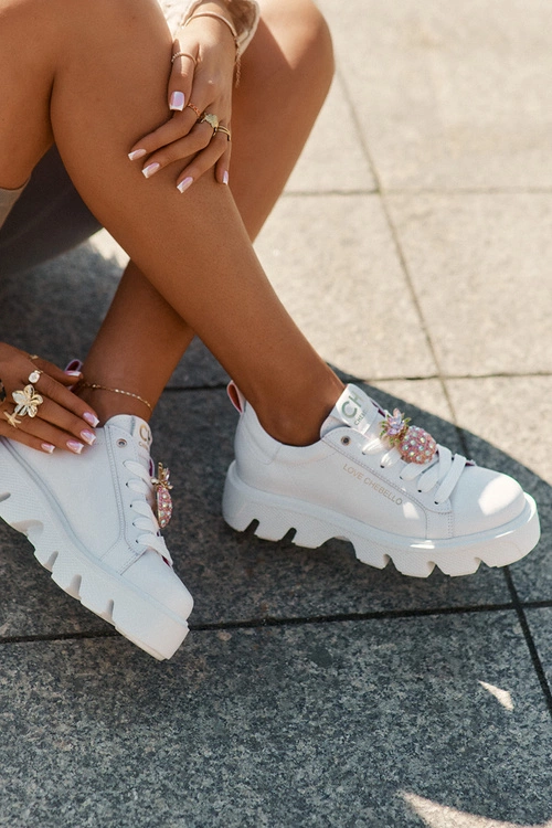 Skórzane Sneakersy Z Ozdobną Broszką Ananas CheBello 4651 Białe